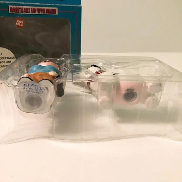 Attractives Magnetic Salt and Pepper Shakers A Lady And A  Tramp Dog - Picture 15 of 15